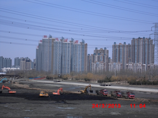 运淤泥的车在忙碌。