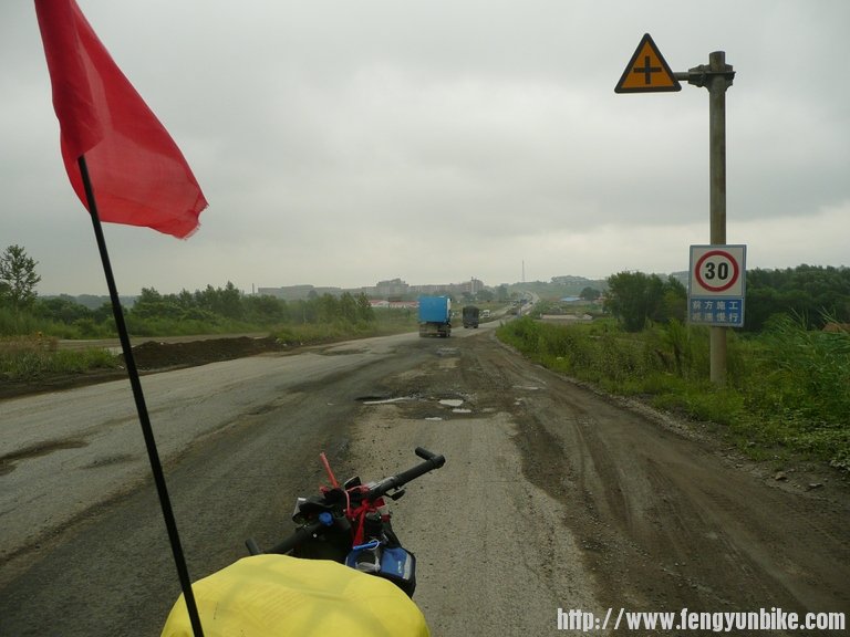 这儿的烂路还是好的，别的地方都没有站的地方。
