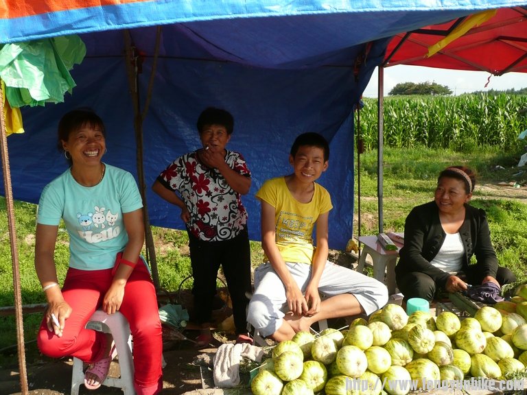 在这儿买个瓜，人家还送了一个。