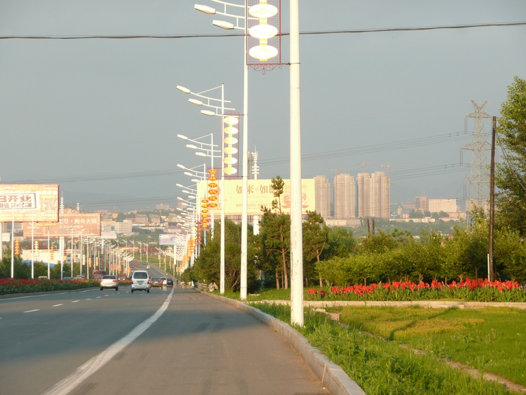 站在山岗远远鸟瞰吉林市。