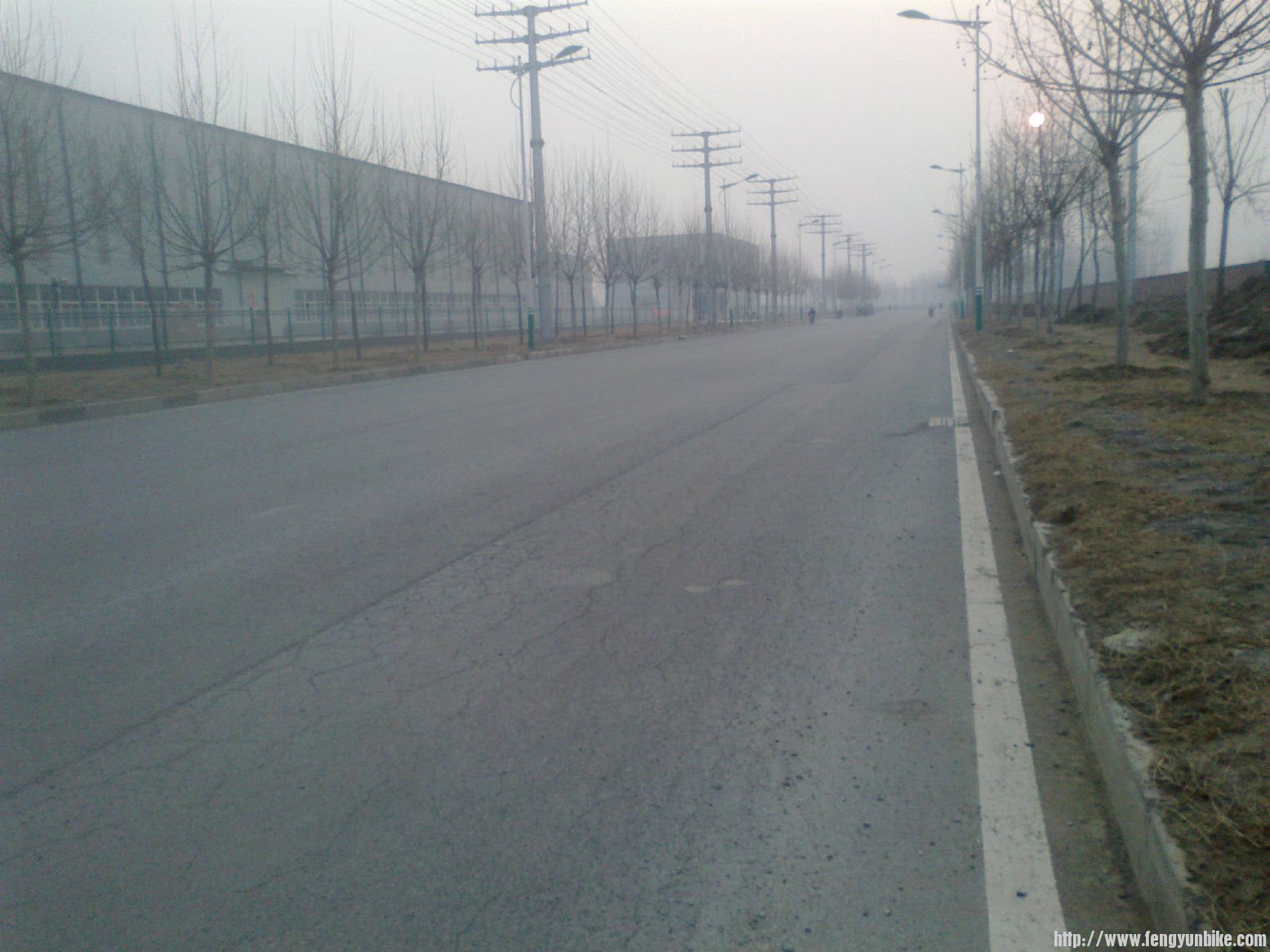 这是主路，就是车多，土多