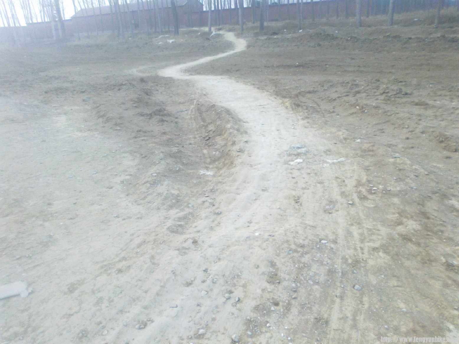 这是土路肌理拐弯