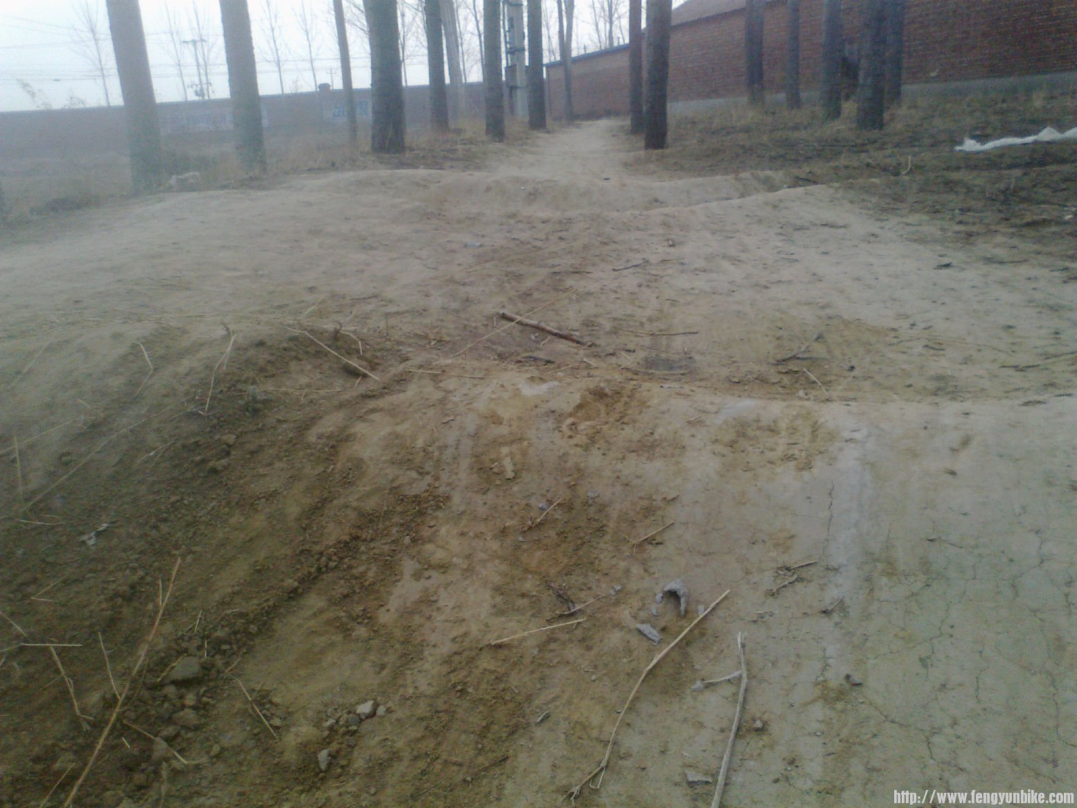 有的地方还坑洼不平