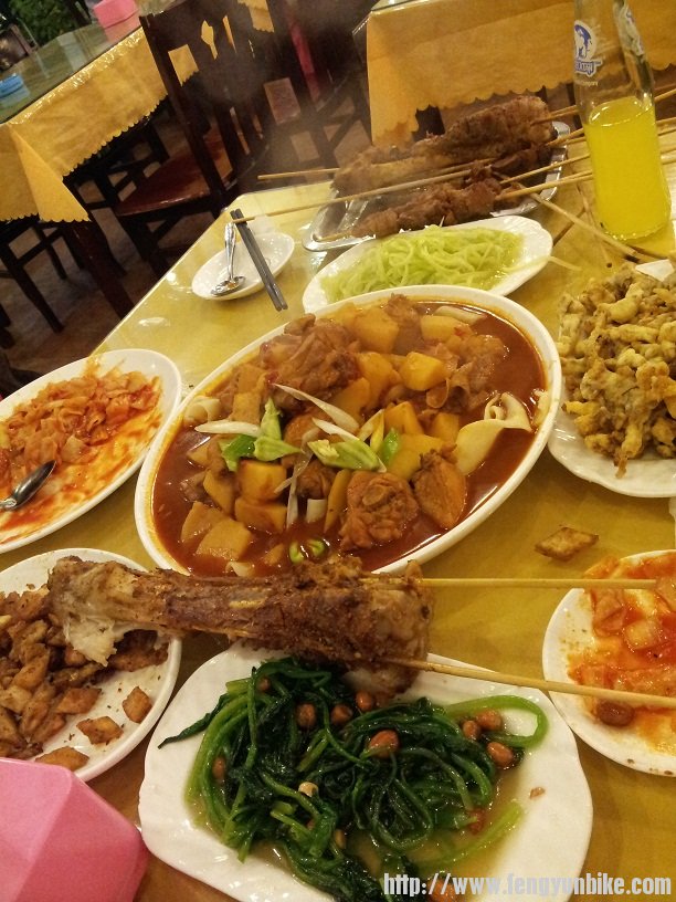 骑完120公里，请小莉和小莉老公一起FB。。庆祝我们坚持下来了！哈哈