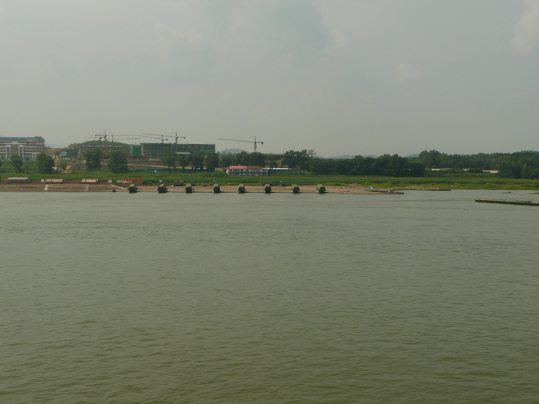 浮桥正在架设中