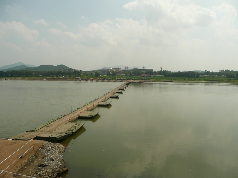 架设成功的浮桥。