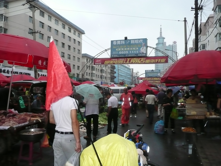 在牛毛细雨中穿过早市，出发。
