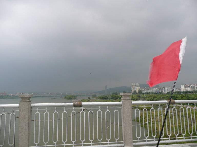 乌云笼罩着天空。