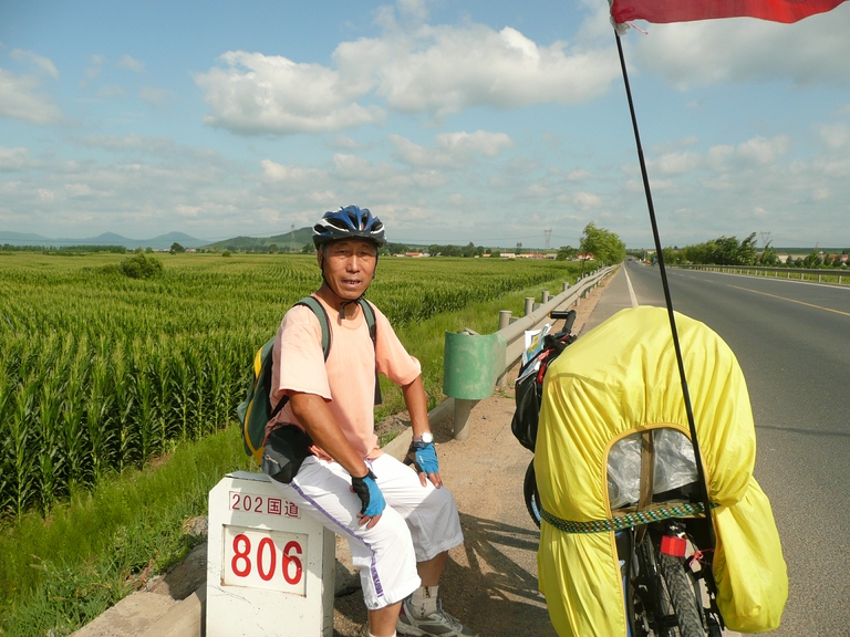 这个里程碑是G202国道中间，202国道黑河至大连1700多公里。
