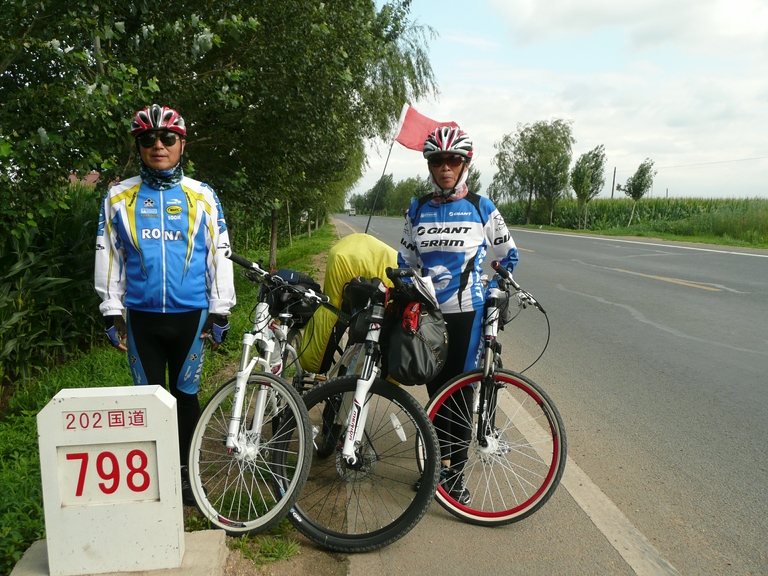 吉林市的夫妻俩骑行15天了刚骑游回来。