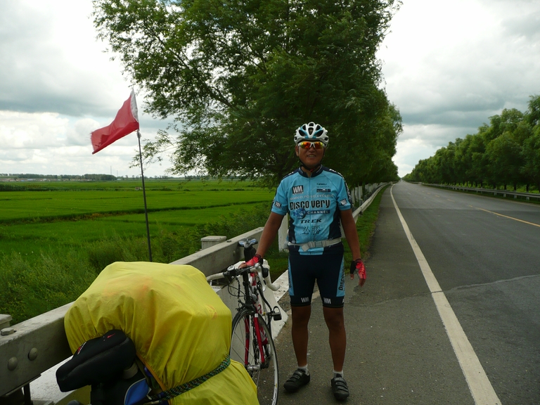 这哥们追不上前面的了就和咱聊了会儿。