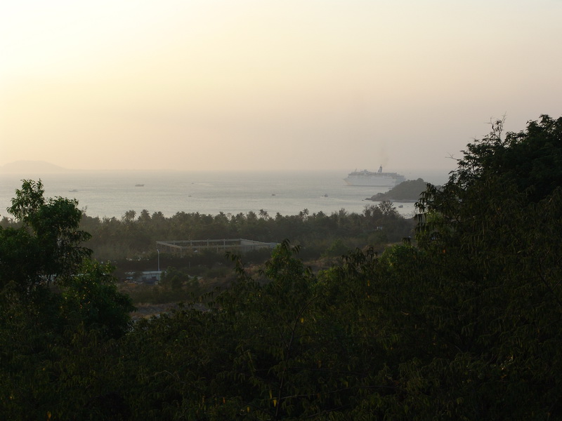 鹿回头山顶看游轮