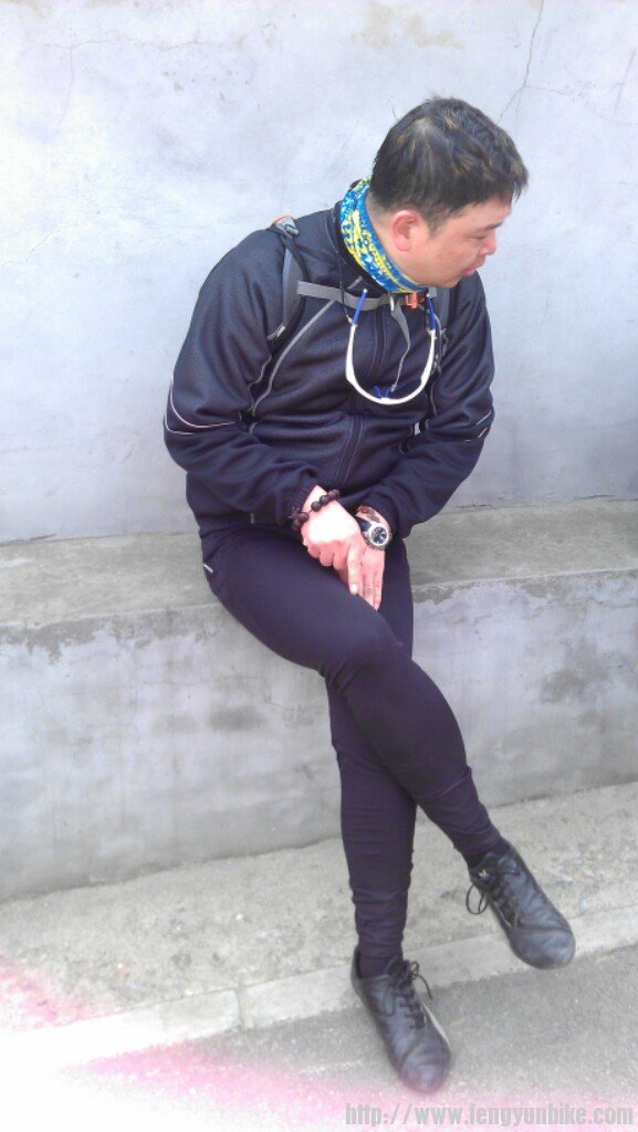 看哥这腿~多细~