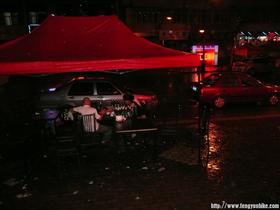 大雨下个不停。