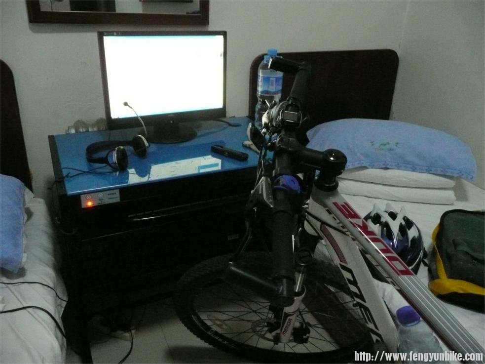 只能放一辆自行车，但有电脑、电视、集中空调。旅馆很正规干净。