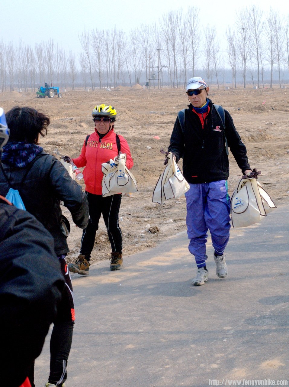 到了植树地点先发吃的