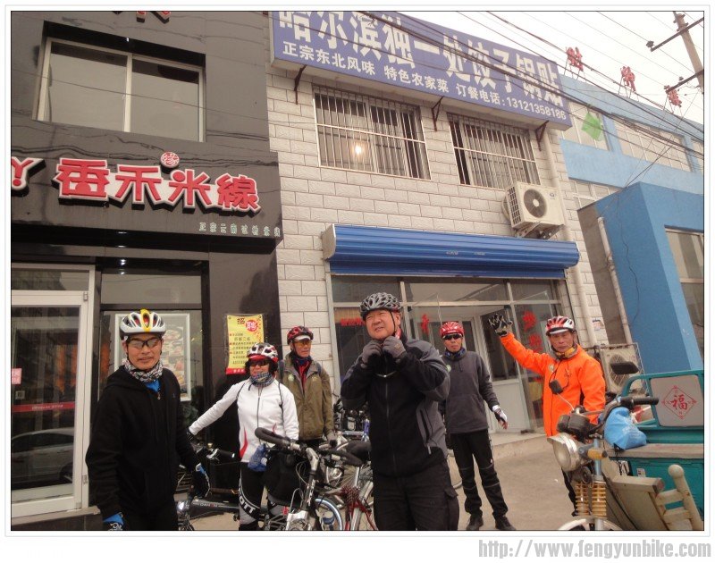 午餐门前合影，好吃的餐馆