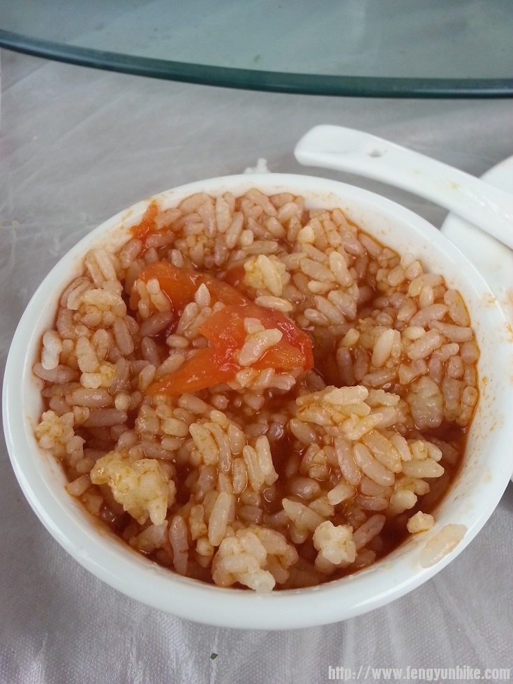 我就吃了这么一小碗西红柿汤拌米饭，好可怜~~