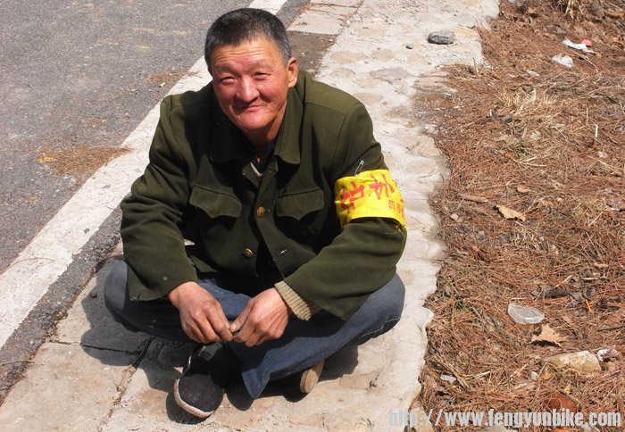 四座楼护林老哥-给我们看车了