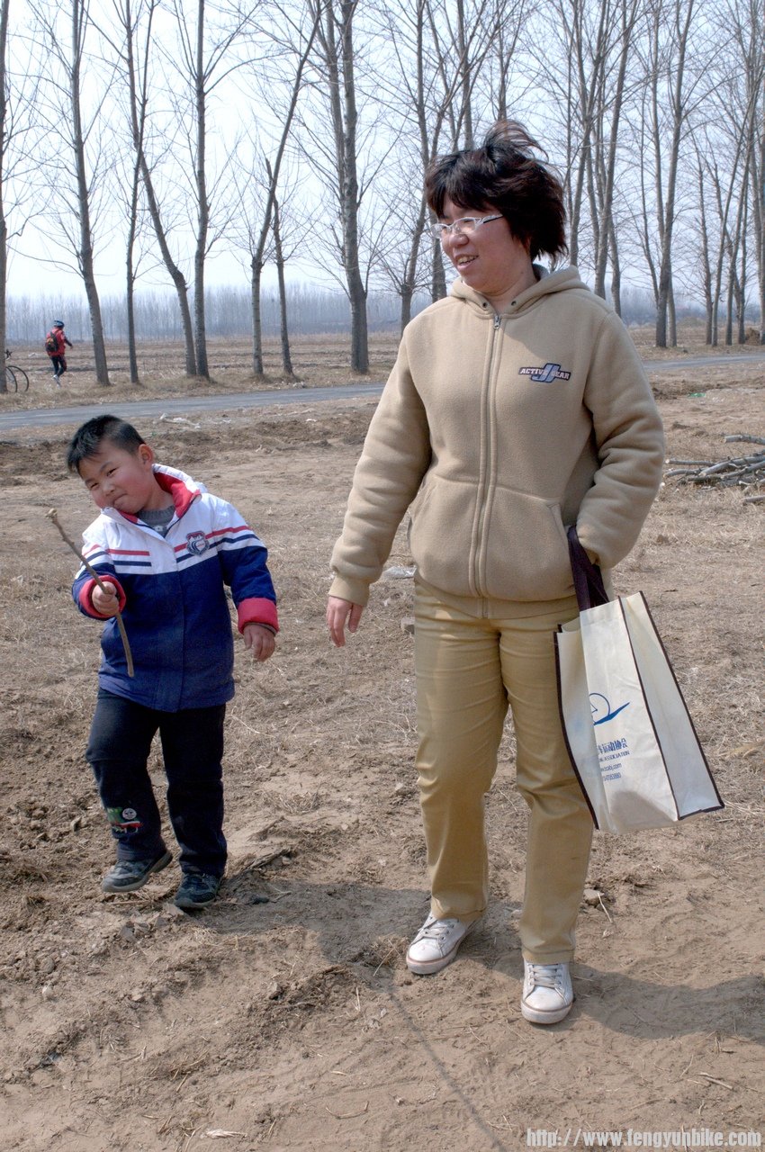 北京小妞带着儿子来植树