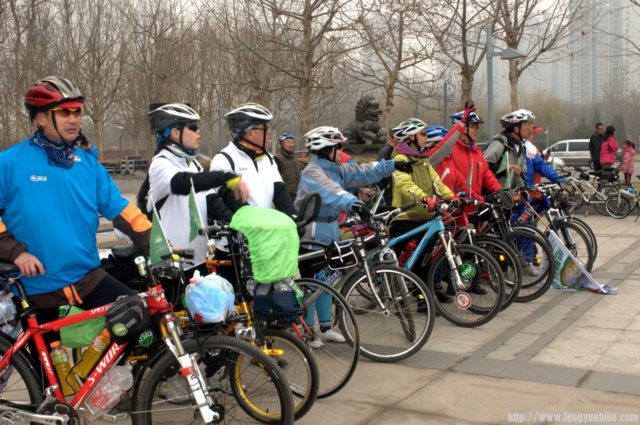 骑游京杭大运大运河留影