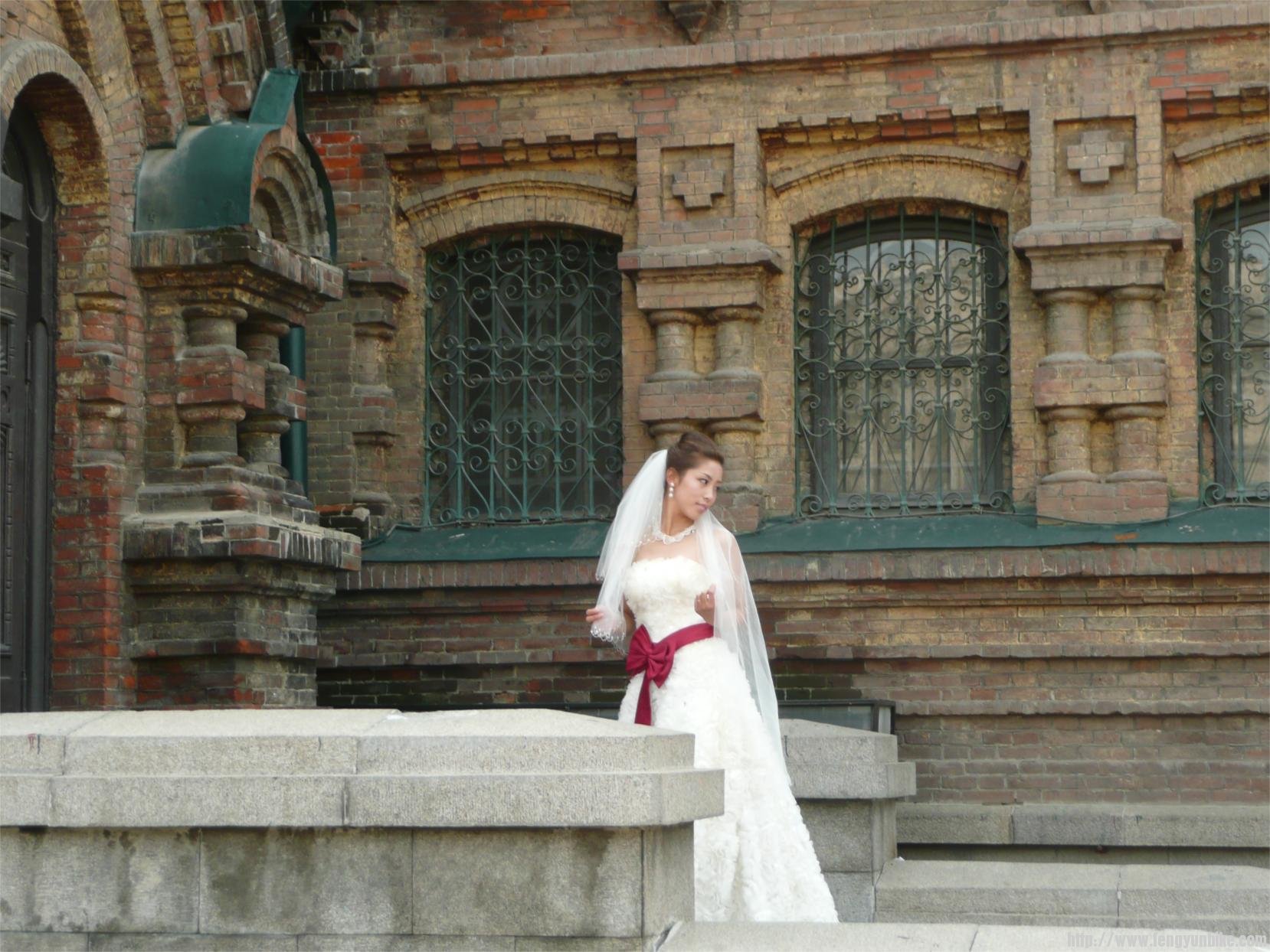 在这儿拍婚前照的新人。