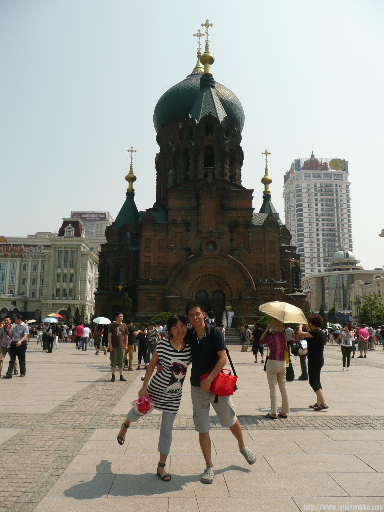 索菲亚教堂前一对情侣。