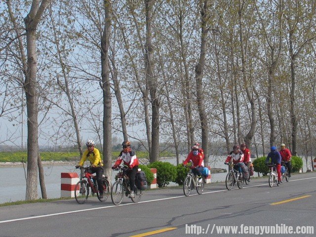 沿着运河大梯骑行