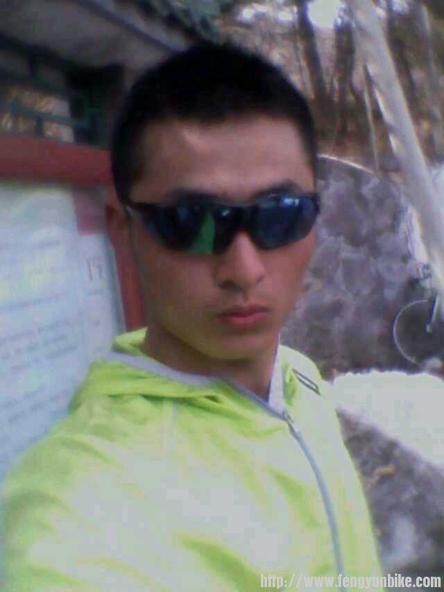 苦逼一个人去的只能自拍