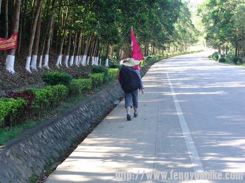 后面走的这个是个MM，很是强悍啊。