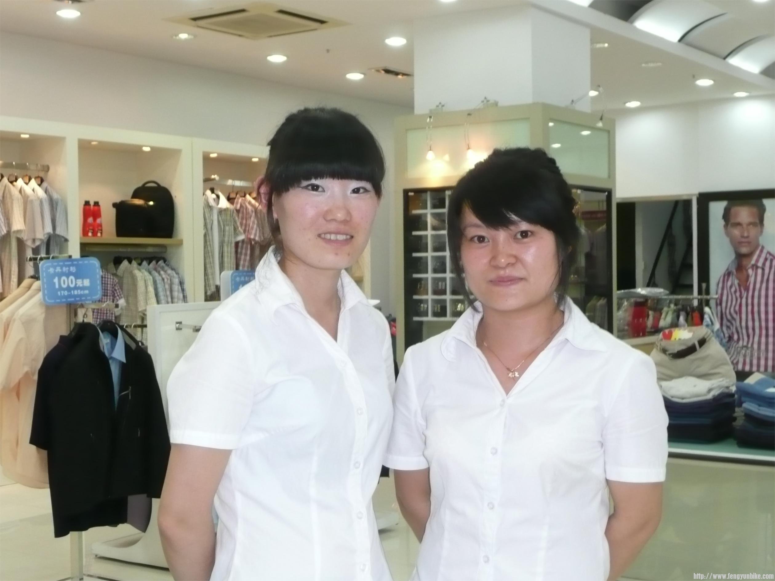 专卖店的小姑娘很和气！