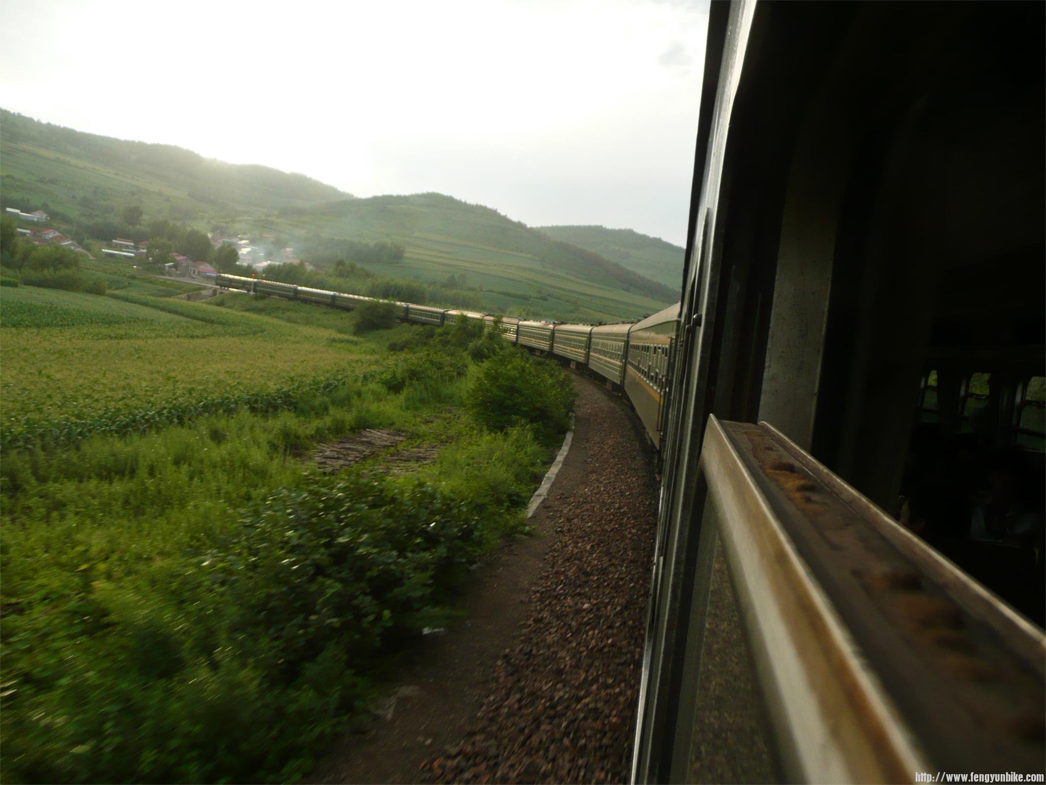 列车顺着山势慢慢的爬行，不时的鸣着长笛！
