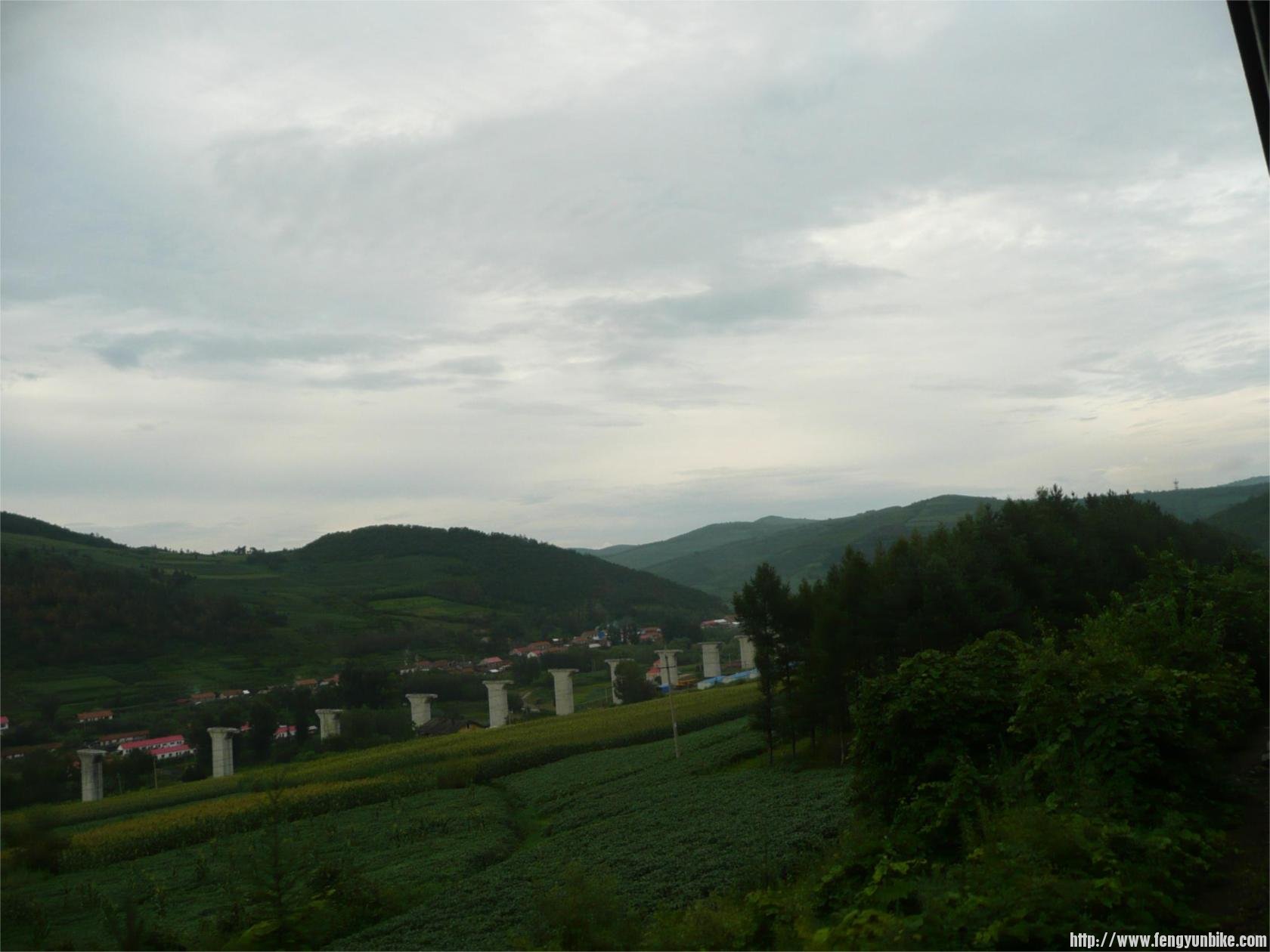 新建的高速公路桥墩。