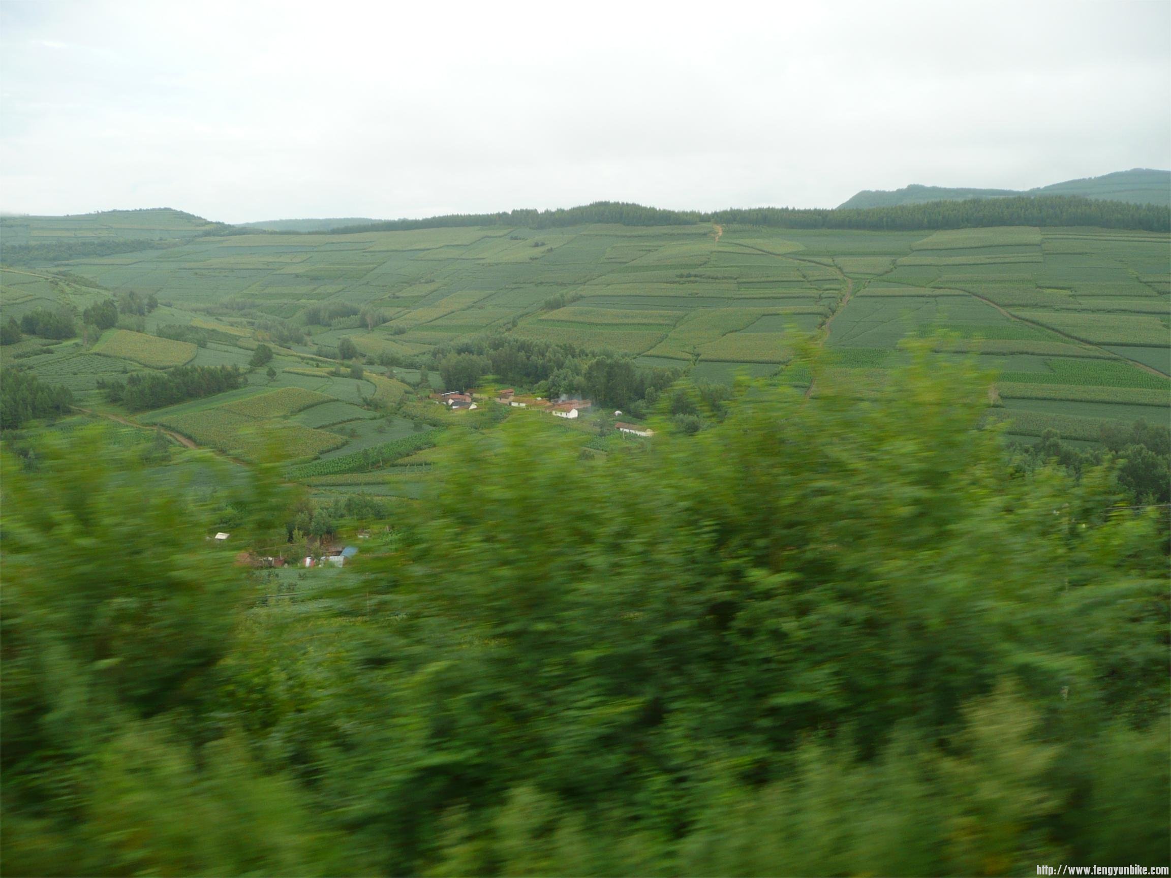 隐约看到的村庄。