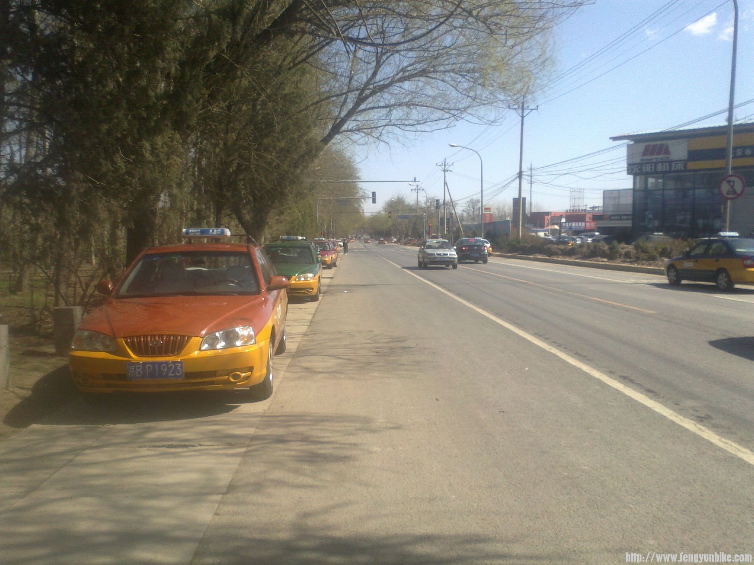 这儿的出租真多，可能洗车店多的原故？