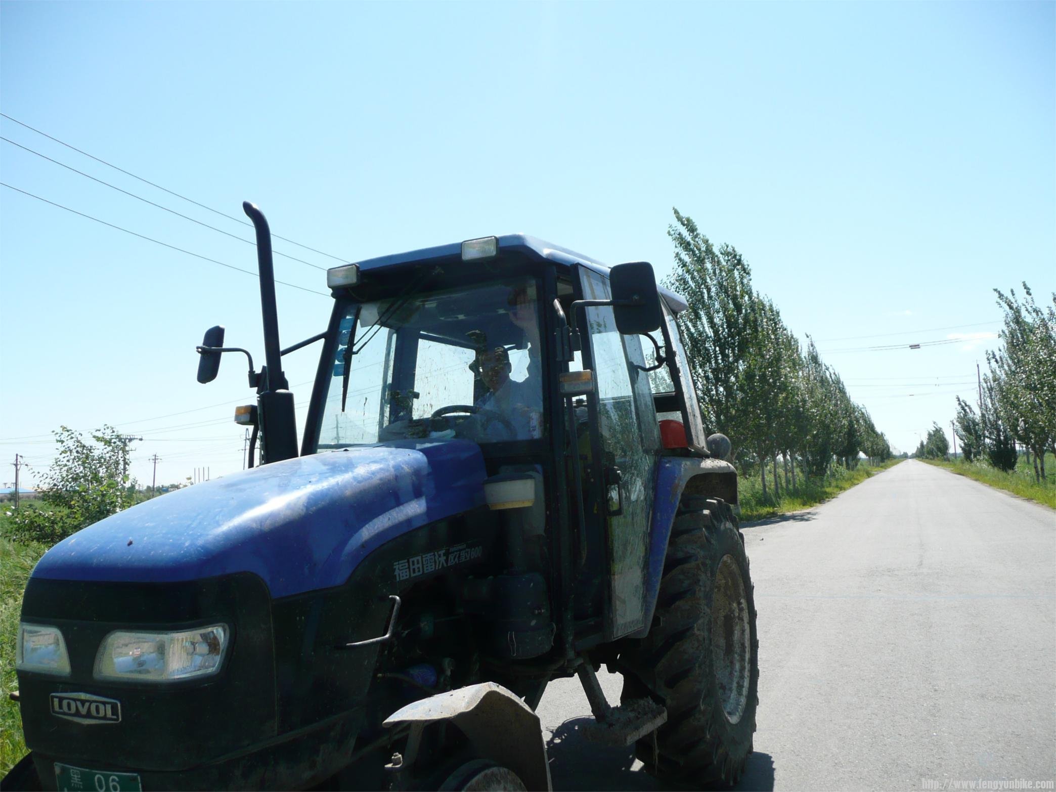 等了好长时间，拦住人家打听路。空旷的油田没人没车。
