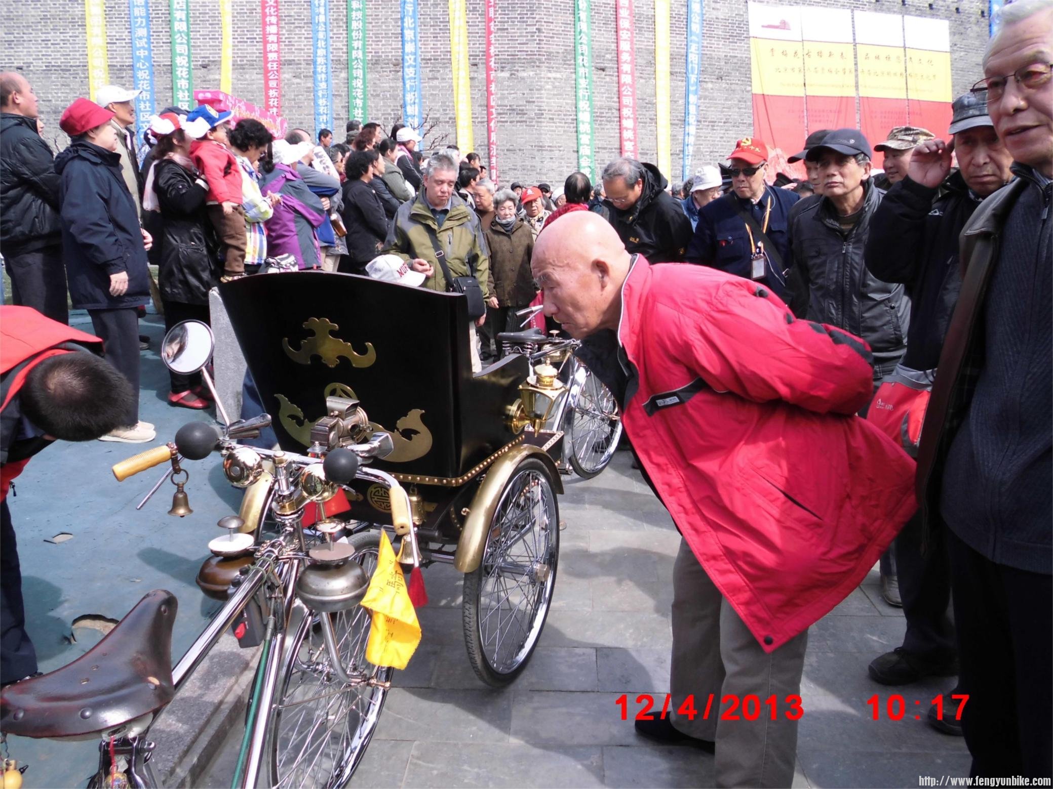 这位老爷子看的还挺仔细。