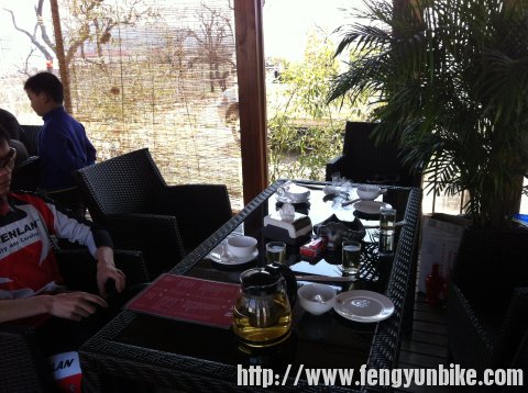 在这儿 吃的饭，还不错，有一点点贵，四个菜一份烙饼160