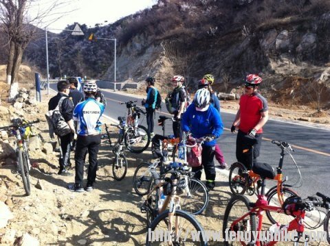 先上来的队员在等待后面的人 给予鼓励