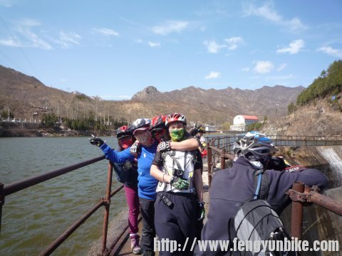 我说都退后谁也别上来 谁过来我就掐死他 我前面的人拿着家伙正在对着我 纽纽放弃抵抗 ...