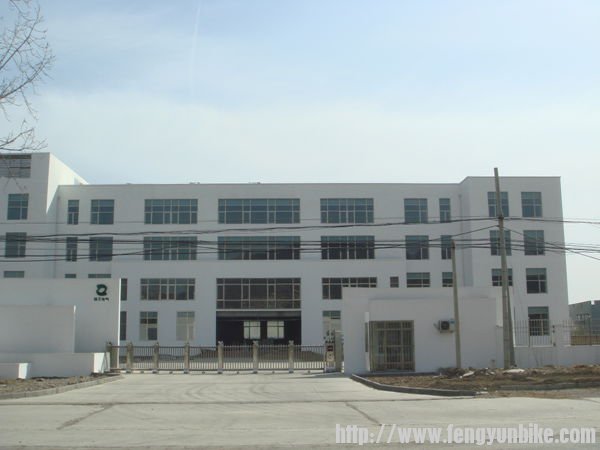 路上停下喝水时照的