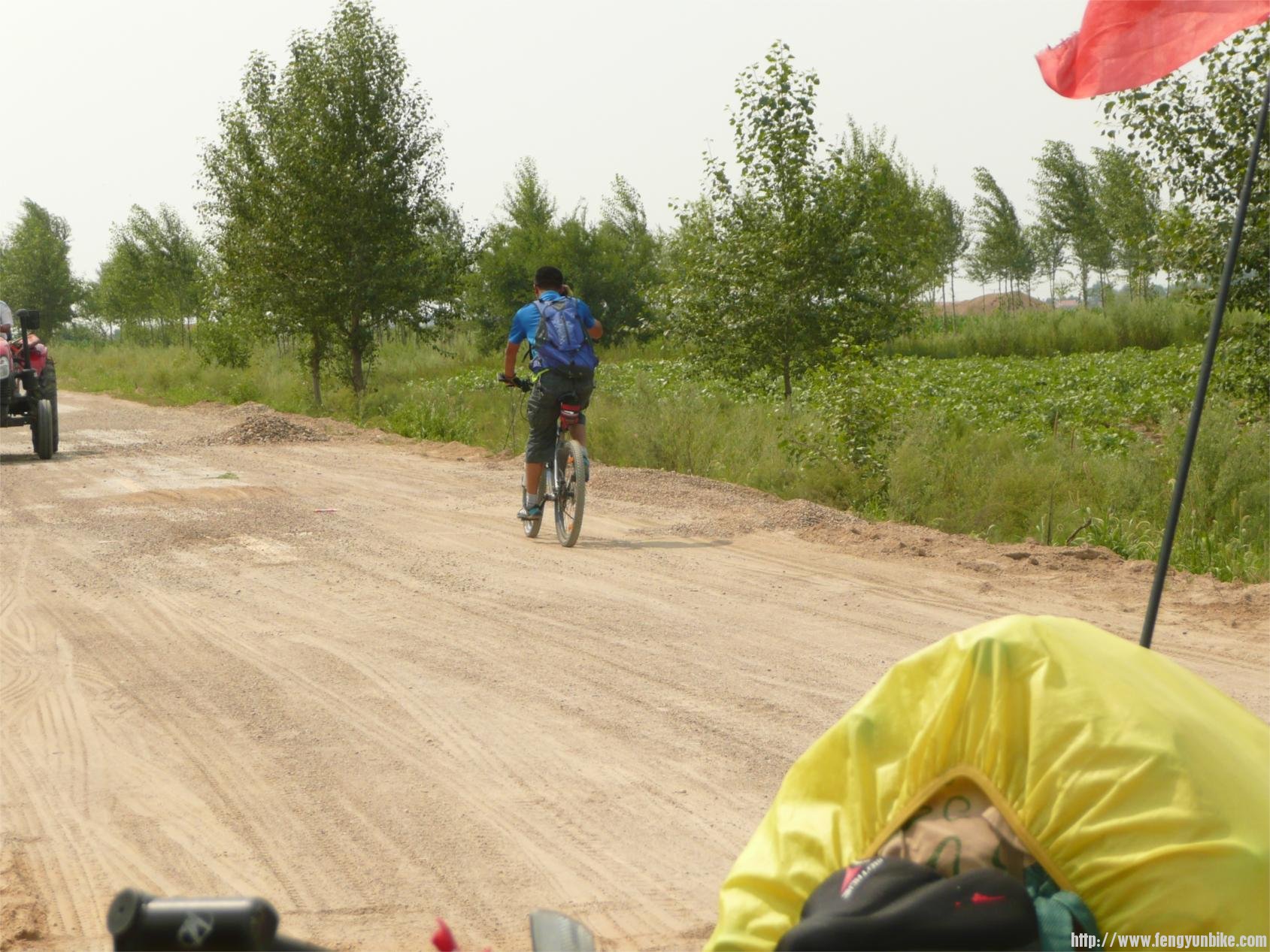 看这他离去的背影好感激。