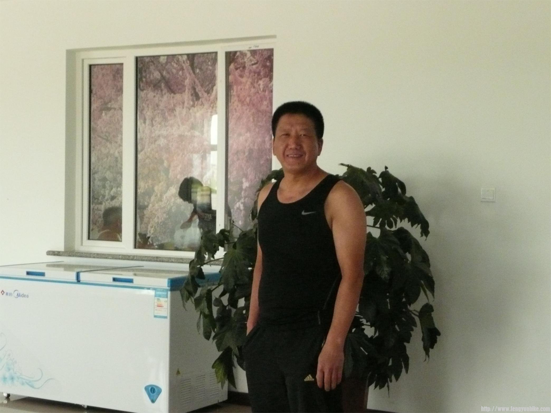 这哥们叫职工通知食堂给咱端出热腾闹腾的饭菜！