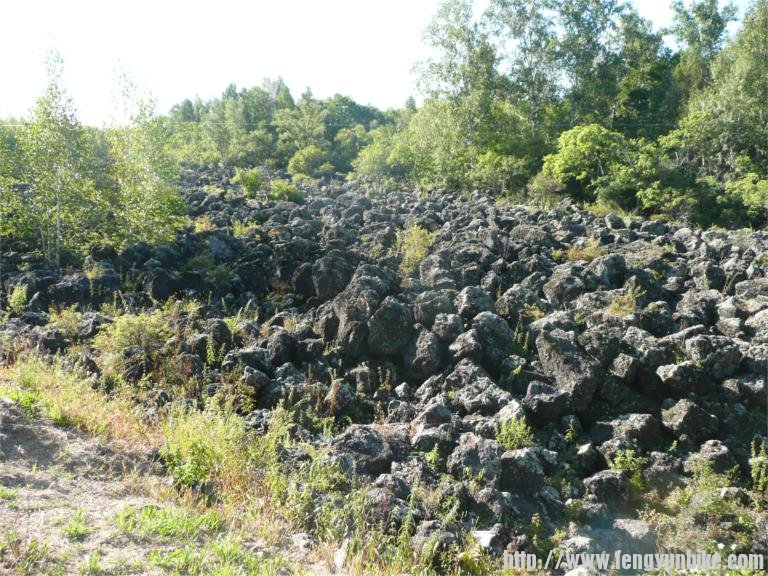 在地面火山岩浆。