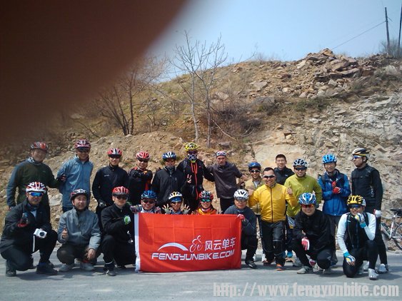 集体照，本人在照相。