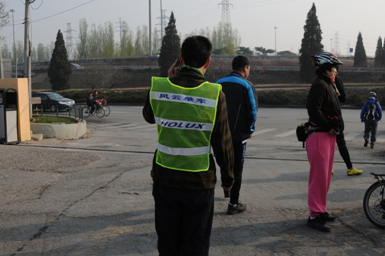 领队的交通协管服！和他的闸线一样骚绿色！