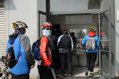 女同胞美了！男厕终于也排回队了！