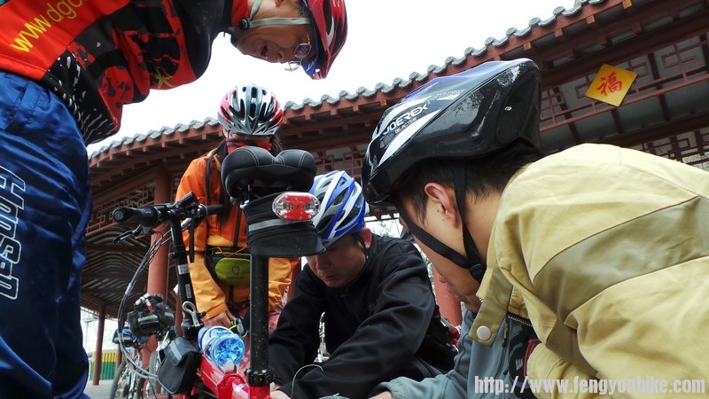 趁成版没到，几位车友赶紧给小曾修车！