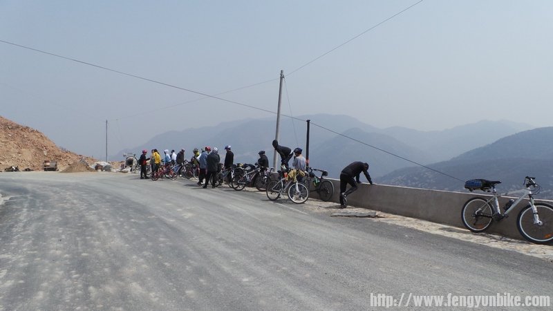 山顶等人吹风，有点凉……