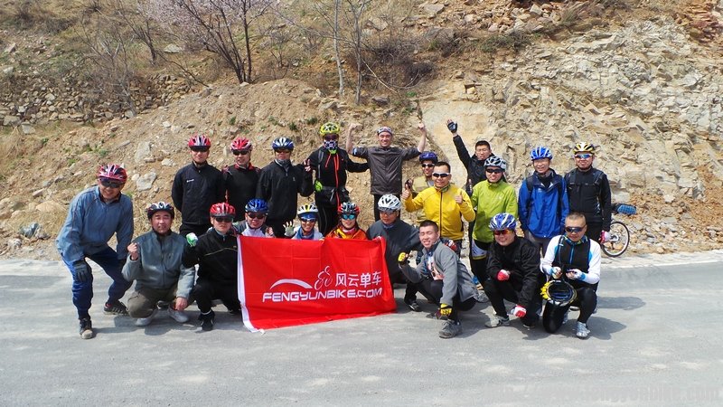 合影1，人不全。